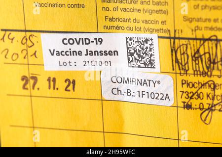 Stuttgart, Allemagne - 04 décembre 2021 : vaccination de rappel contre le virus Corona Covid-19.Carte de vaccination jaune avec étiquette d'épreuve.Vaccin de Bi Banque D'Images