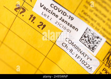 Stuttgart, Allemagne - 04 décembre 2021 : vaccination de rappel contre le virus Corona Covid-19.Carte de vaccination jaune avec étiquette d'épreuve.Vaccin de Bi Banque D'Images