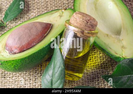 Huile d'avocat dans un pot et fruits d'avocat avec feuilles vertes.Aromathérapie et spa Banque D'Images