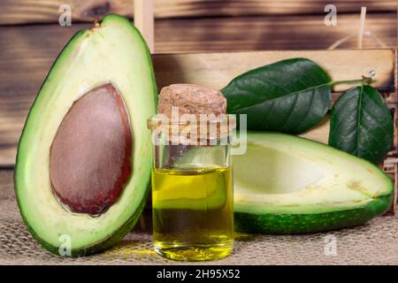 Huile d'avocat dans un pot et fruits d'avocat avec feuilles vertes.Aromathérapie et spa Banque D'Images