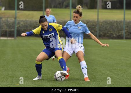 Aurora de Sanctis de Hellas Verona et Camilla Labate de S.S. Lazio femmes pendant le 10ème jour de la série Un Championnat entre S.S. Lazio femmes et Hellas Verona femmes au stadio Mirko Fersini le 4 décembre 2021 à Formello, Italie. Banque D'Images