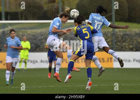 Aurora de Sanctis de Hellas Verona et Camilla Labate de S.S. Lazio femmes pendant le 10ème jour de la série Un Championnat entre S.S. Lazio femmes et Hellas Verona femmes au stadio Mirko Fersini le 4 décembre 2021 à Formello, Italie. Banque D'Images