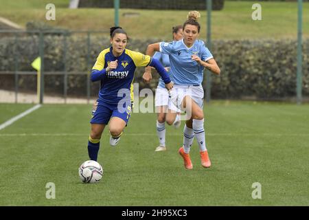 Aurora de Sanctis de Hellas Verona et Camilla Labate de S.S. Lazio femmes pendant le 10ème jour de la série Un Championnat entre S.S. Lazio femmes et Hellas Verona femmes au stadio Mirko Fersini le 4 décembre 2021 à Formello, Italie. Banque D'Images