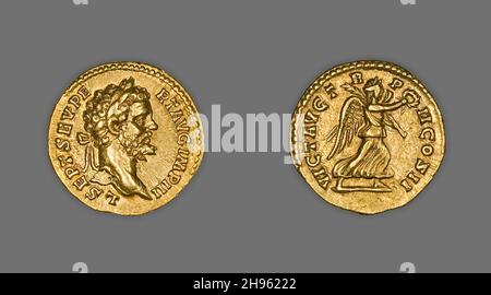 Aureus (coin) représentant l'empereur Septimus Severus, 194-195, publié par Septimius Severus.Inverse : la victoire de la déesse avec une couronne et une branche de palmier.Minted à Rome. Banque D'Images