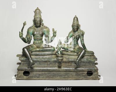 Dieu Shiva et la déesse Uma assis avec leur fils, Skanda (Somaskanda), période de Vijayanagar, vers 1400. Banque D'Images