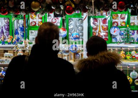 Moscou, Russie.Le 04e décembre, 2021 personnes choisissent des jouets de Noël au comptoir de la foire de Noël dans le hall du magasin central des enfants de Lubyanka, dans le centre de Moscou, en Russie Banque D'Images