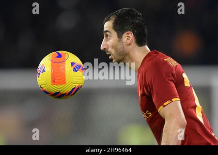 Rome, Italie.04e décembre 2021.Henrikh Mkhitaryan d'AS Roma pendant la série Un match de football entre AS Roma et FC Internazionale au stade Olimpico à Rome (Italie), le 4 décembre 2021.Photo Antonietta Baldassarre/Insidefoto Credit: Insidefoto srl/Alay Live News Banque D'Images