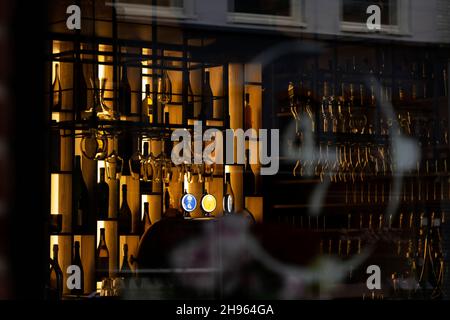 Vue par la fenêtre au 47 Anno Domini restaurant et bar à vin sur Rademarkt à Groningen, pays-Bas, en début de matinée. Banque D'Images