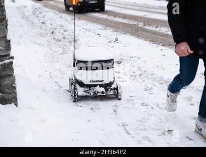 Tallinn, Estonie - 4 décembre 2021 : un drone autonome de Starship technologies enlisé dans la neige en hiver.Robot de livraison sans contact à conduite automatique. Banque D'Images