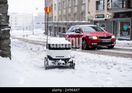 Tallinn, Estonie - 4 décembre 2021 : un drone autonome de Starship technologies enlisé dans la neige en hiver.Robot de livraison sans contact à conduite automatique. Banque D'Images