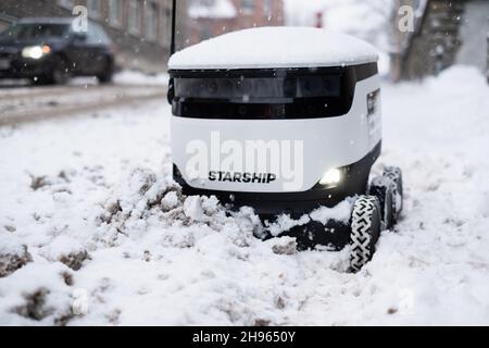 Tallinn, Estonie - 4 décembre 2021 : un drone autonome de Starship technologies enlisé dans la neige en hiver.Robot de livraison sans contact à conduite automatique. Banque D'Images
