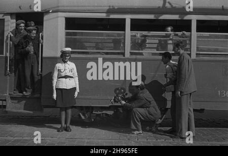 Varsovie, 1947-08.Ekipa Polskiej Kroniki Filmowej (m.in. Opérateur W³adys³aw Forbert - 3P, asystent operatora Mieczys³aw Wiesio³ek - 1P) krêci film dokumentalny o milicjantce Lodzi, Leokadii Kubanowskiej z Kompanii ruchu Drogowego, na skrzy¿owaniu darwiej alej¹ wustwušiej Dok³adny.Varsovie, le 1947 août.Une équipe de Newsreel polonais (comprenant le caméraman Wladyslaw Forbert - 3e à droite, l'assistant de caméraman Mieczyslaw Wiesiolek - 1re à droite) réalise un film documentaire sur Lodzia, Leokadia Kubanowska femme de police de la Road Traffic Company sur le i Banque D'Images