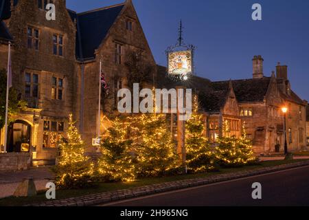 L'arbre de Noël s'allume à l'extérieur des bras Lygon au crépuscule.Broadway, Cotswolds, Worcestershire, Angleterre Banque D'Images