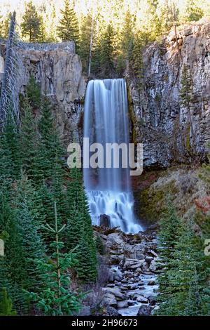 Vue sur les chutes de Tumalo sur le ruisseau Tumalo, sur la pente est des montagnes Cascade, près de Bend, Oregon. Banque D'Images