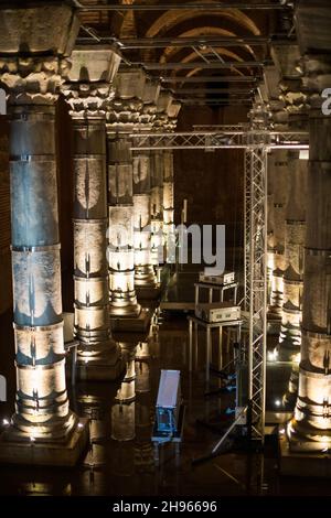 La Citerne de Serefiye (Citerne de Théodosius), une des nombreuses anciennes Citernes de Constantinople qui se trouvent sous la ville d'Istanbul, en Turquie. Banque D'Images