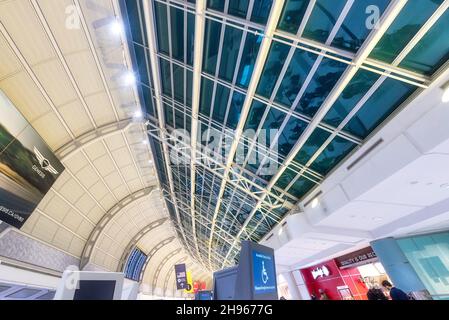 Plafond en verre moderne et architecture intérieure du terminal 3 de l'aéroport international Pearson.4 décembre 2021 Banque D'Images