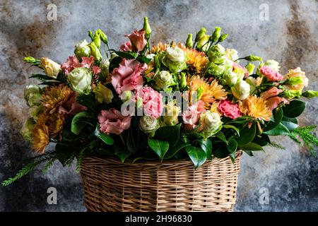 Composition florale automnale avec fleurs de saison pour intérieur rustique ou concept cadeau Banque D'Images