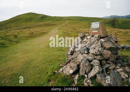 Suivez les Pyrénées de St Jean pied du Port à Roncevaux sur les Camino Frances à Saint-Jacques-de-Compostelle.Photo de haute qualité Banque D'Images