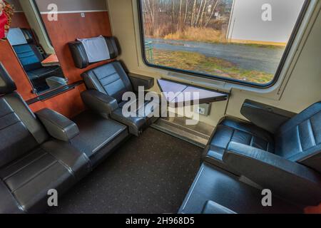 Compartiment de première classe dans le train rapide expres en République tchèque Banque D'Images