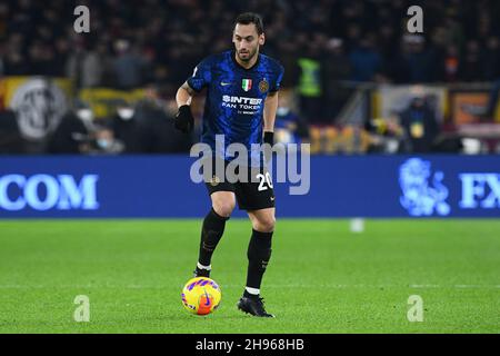 Stade olympique, Rome, Italie.4 décembre 2021.Serie Un championnat de football, Roma contre Inter ; Hakan Calhanoglu d'Inter Credit: Action plus Sports/Alay Live News Banque D'Images