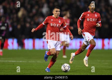 NOTTINGHAM, GB.4 DÉCEMBRE Braian Ojeda de Nottingham Forest en action pendant le match de championnat Sky Bet entre Nottingham Forest et Peterborough au City Ground, Nottingham, le samedi 4 décembre 2021.(Credit: Jon Hobley | MI News) Credit: MI News & Sport /Alay Live News Banque D'Images