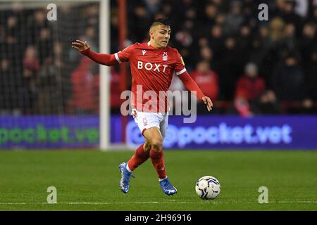NOTTINGHAM, GB.4 DÉCEMBRE Braian Ojeda de Nottingham Forest en action pendant le match de championnat Sky Bet entre Nottingham Forest et Peterborough au City Ground, Nottingham, le samedi 4 décembre 2021.(Credit: Jon Hobley | MI News) Credit: MI News & Sport /Alay Live News Banque D'Images