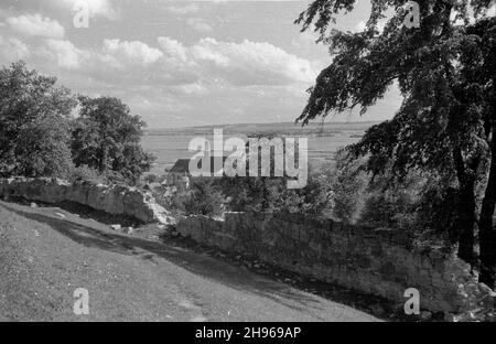 Piñczów, 1947-08.œw Góry.Anny na koœció³ farny pw.œw.Jana Ewangelisty W dawnym zespole klasztoru o.oPaulinów. bk/mgs PAP Dok³adny dzieñ wydarzenia nieustalony.Pinczow, août 1947.Vue de la montagne Sainte-Anne de l'église évangélique Saint-Jean dans l'ancien monastère Pauline. bk/mgs PAP Banque D'Images