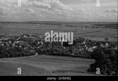 Piñczów, 1947-08.œw Góry.Anny na dzielnicê Mirów i zespó³ klasztorny Ojców Reformatów oraz koœció³ pw.Najœwiêtszej Marii Panny. bk/mgs PAP Dok³adny dzieñ wydarzenia nieustalony.Pinczow, août 1947.Vue depuis la montagne Sainte-Anne sur le quartier de Mirow, le monastère reformate et l'église de la Vierge Marie. bk/mgs PAP Banque D'Images