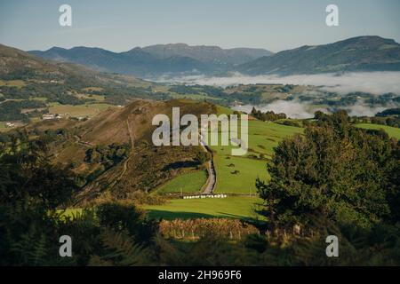 Suivez les Pyrénées de St Jean pied du Port à Roncevaux sur les Camino Frances à Saint-Jacques-de-Compostelle.Photo de haute qualité Banque D'Images