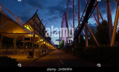 Montagnes russes Silverstar d'Europa-Park, le plus grand parc à thème d'allemagne, la nuit Banque D'Images