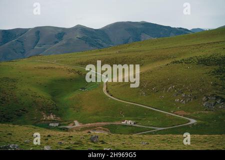 Suivez les Pyrénées de St Jean pied du Port à Roncevaux sur les Camino Frances à Saint-Jacques-de-Compostelle.Photo de haute qualité Banque D'Images