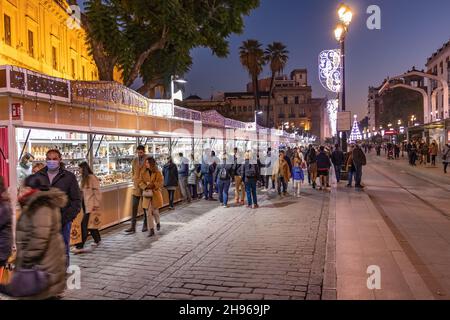 Séville, Espagne - 03 décembre 2021 : marché de Noël autour de la cathédrale Saint-Marie du Siège de Séville (cathédrale de Séville) à l'heure de noël.Personnes d Banque D'Images