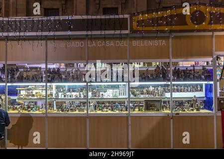 Séville, Espagne - 03 décembre 2021 : marché de Noël autour de la cathédrale Saint-Marie du Siège de Séville (cathédrale de Séville) à l'heure de noël. Banque D'Images