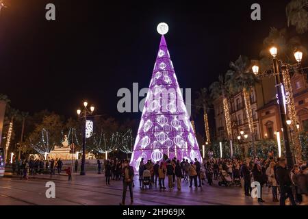 Séville, Espagne - 03 décembre 2021 : arbre de Noël à Puerta de Jerez (porte de Jerez) à Séville, Andalousie, Espagne Banque D'Images