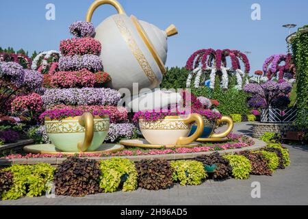 Fleurs provenant d'une théière géante au Dubai Miracle Garden Banque D'Images