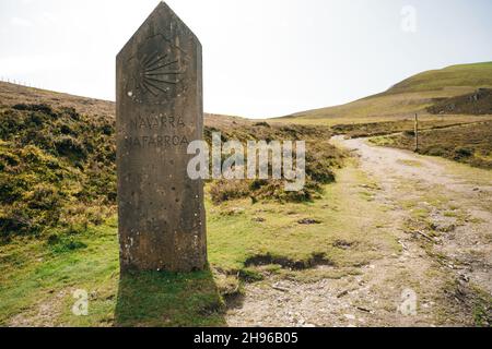 Suivez les Pyrénées de St Jean pied du Port à Roncevaux sur les Camino Frances à Saint-Jacques-de-Compostelle.Photo de haute qualité Banque D'Images