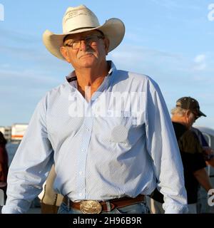 Un homme caucasien mature avec des lunettes porte un chapeau de cowboy au Texas Sandfest 2021 à Port Aransas, Texas USA. Banque D'Images