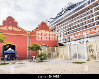 Rio de Janeiro, Rio de Janeiro, Brésil.4 décembre 2021.(INT) début de la saison de croisière à Rio de Janeiro.4 décembre 2021, Rio de Janeiro, Brésil : le premier navire arrive à l'embarcadère Maua, dans le centre de Rio de Janeiro, à partir de la saison de croisière dans la ville, le samedi (4).Au total, il y aura 57 postes à quai de 22 navires, dix-huit navires internationaux et quatre navires nationaux d'ici la fin de la saison, en mai 2022.(Credit image: © Erica Martin/TheNEWS2 via ZUMA Press Wire) Banque D'Images