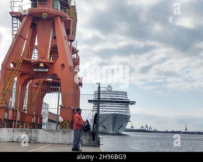 Rio de Janeiro, Rio de Janeiro, Brésil.4 décembre 2021.(INT) début de la saison de croisière à Rio de Janeiro.4 décembre 2021, Rio de Janeiro, Brésil : le premier navire arrive à l'embarcadère Maua, dans le centre de Rio de Janeiro, à partir de la saison de croisière dans la ville, le samedi (4).Au total, il y aura 57 postes à quai de 22 navires, dix-huit navires internationaux et quatre navires nationaux d'ici la fin de la saison, en mai 2022.(Credit image: © Erica Martin/TheNEWS2 via ZUMA Press Wire) Banque D'Images