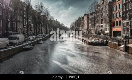 Amsterdam, pays-Bas, 12 février 2021 : canaux gelés dans le centre d'Amsterdam. Banque D'Images