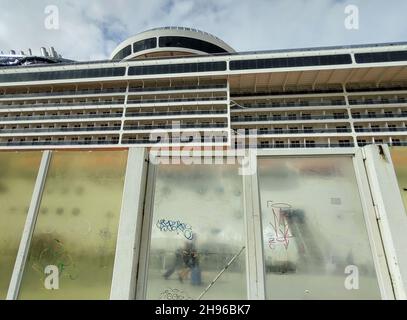 Rio de Janeiro, Rio de Janeiro, Brésil.4 décembre 2021.(INT) début de la saison de croisière à Rio de Janeiro.4 décembre 2021, Rio de Janeiro, Brésil : le premier navire arrive à l'embarcadère Maua, dans le centre de Rio de Janeiro, à partir de la saison de croisière dans la ville, le samedi (4).Au total, il y aura 57 postes à quai de 22 navires, dix-huit navires internationaux et quatre navires nationaux d'ici la fin de la saison, en mai 2022.(Credit image: © Erica Martin/TheNEWS2 via ZUMA Press Wire) Banque D'Images