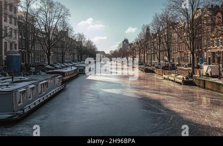 Amsterdam, pays-Bas, 12 février 2021 : canaux gelés dans le centre d'Amsterdam. Banque D'Images