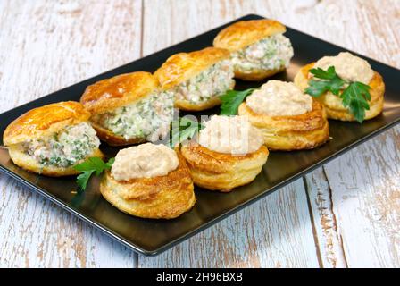 hors-d'œuvre frais de pâte feuilletée avec garniture de salade sur une assiette. Banque D'Images