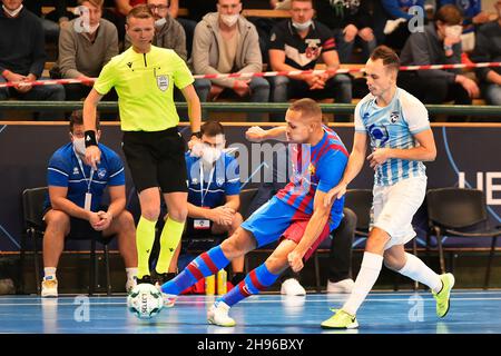 Pilsen, République tchèque.04e décembre 2021.De gauche Ferrao de Barcelone et Gabriel Rick de Pilsen en action pendant le match du groupe C de l'UEFA Futsal Champions League Elite SK Plzen vs. FC Barcelona joué à Pilsen, République Tchèque, le 4 décembre 2021.Crédit: Miroslav Chaloupka/CTK photo/Alamy Live News Banque D'Images