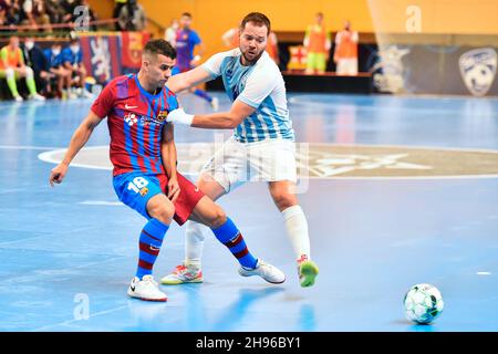 Pilsen, République tchèque.04e décembre 2021.De gauche Marcenio de Barcelone et Michal Seidler de Pilsen en action pendant le match de l'UEFA Futsal Champions League Elite du groupe C SK Plzen vs. FC Barcelona joué à Pilsen, République Tchèque, le 4 décembre 2021.Crédit: Miroslav Chaloupka/CTK photo/Alamy Live News Banque D'Images