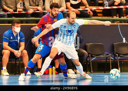 Pilsen, République tchèque.04e décembre 2021.De gauche Matheus de Barcelone et Lukas Resetar de Pilsen en action pendant le match de l'UEFA Futsal Champions League Elite du groupe C SK Plzen vs. FC Barcelone a joué à Pilsen, République Tchèque, le 4 décembre 2021.Crédit: Miroslav Chaloupka/CTK photo/Alamy Live News Banque D'Images