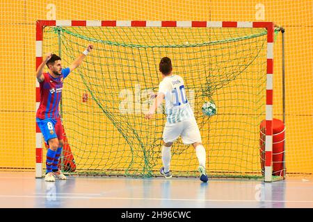 Pilsen, République tchèque.04e décembre 2021.De gauche Adolfo de Barcelone (partitions) et Tomas Vnuk de Pilsen en action pendant le match du groupe C de l'UEFA Futsal Champions League Elite SK Plzen vs. FC Barcelone a joué à Pilsen, République Tchèque, le 4 décembre 2021.Crédit: Miroslav Chaloupka/CTK photo/Alamy Live News Banque D'Images