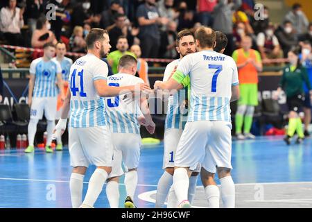 Pilsen, République tchèque.04e décembre 2021.Les joueurs de football Futsal de SK Plzen célèbrent le but lors du match de l'UEFA Futsal Champions League Elite Round Group C SK Plzen vs. FC Barcelona ont joué à Pilsen, République Tchèque, le 4 décembre 2021.Crédit: Miroslav Chaloupka/CTK photo/Alamy Live News Banque D'Images