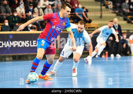 Pilsen, République tchèque.04e décembre 2021.De gauche Sergio Lozano de Barcelone et Michal Seidler de Pilsen en action pendant le match de l'UEFA Futsal Champions League Elite Round Group C SK Plzen vs. FC Barcelona joué à Pilsen, République Tchèque, le 4 décembre 2021.Crédit: Miroslav Chaloupka/CTK photo/Alamy Live News Banque D'Images