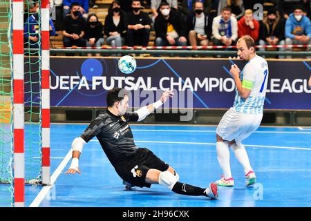 Pilsen, République tchèque.04e décembre 2021.De gauche Didac Plana, du FC Barcelone et Lukas Resetar de Pilsen en action pendant le match du groupe C de l'UEFA Futsal Champions League Elite SK Plzen vs. FC Barcelone a joué à Pilsen, République Tchèque, le 4 décembre 2021.Crédit: Miroslav Chaloupka/CTK photo/Alamy Live News Banque D'Images